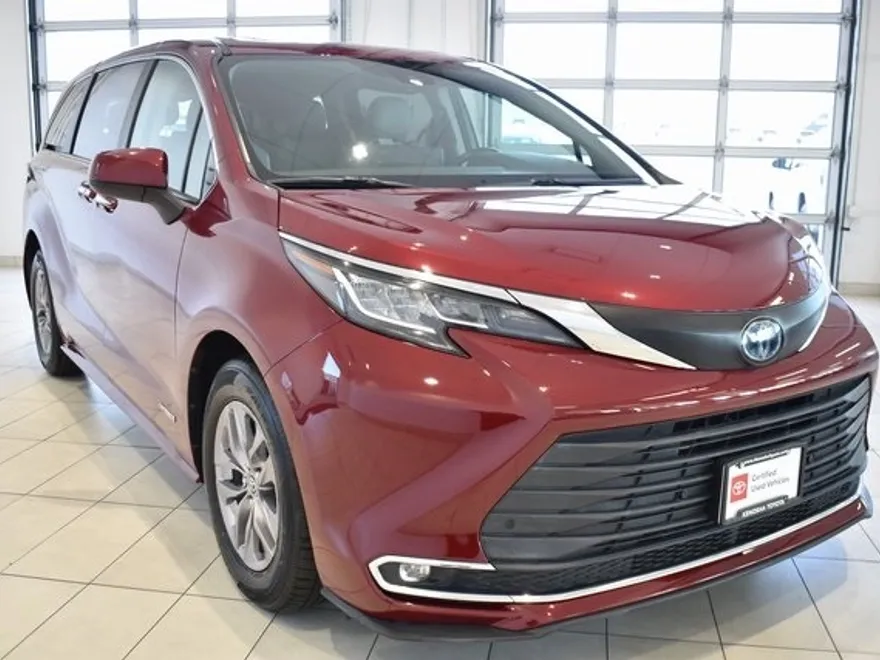2021 Toyota Sienna XLE photo 1