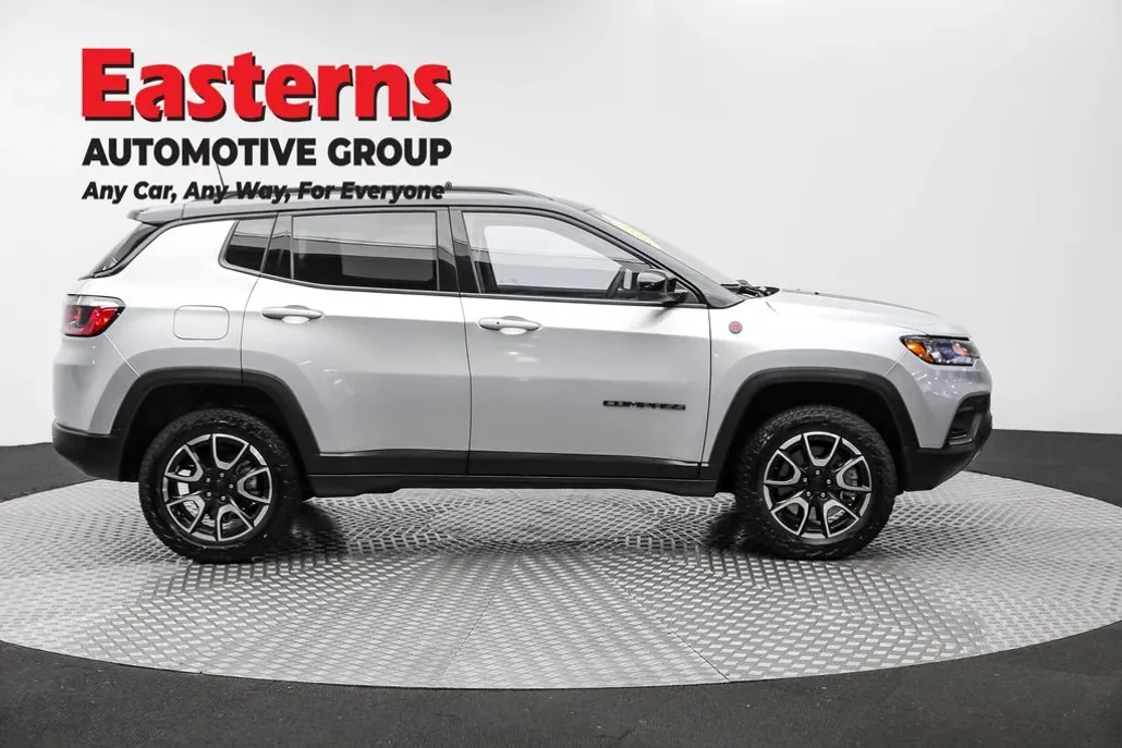 2024 Jeep Compass Trailhawk photo 1