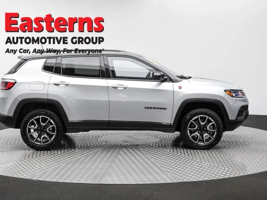 2024 Jeep Compass Trailhawk photo 1