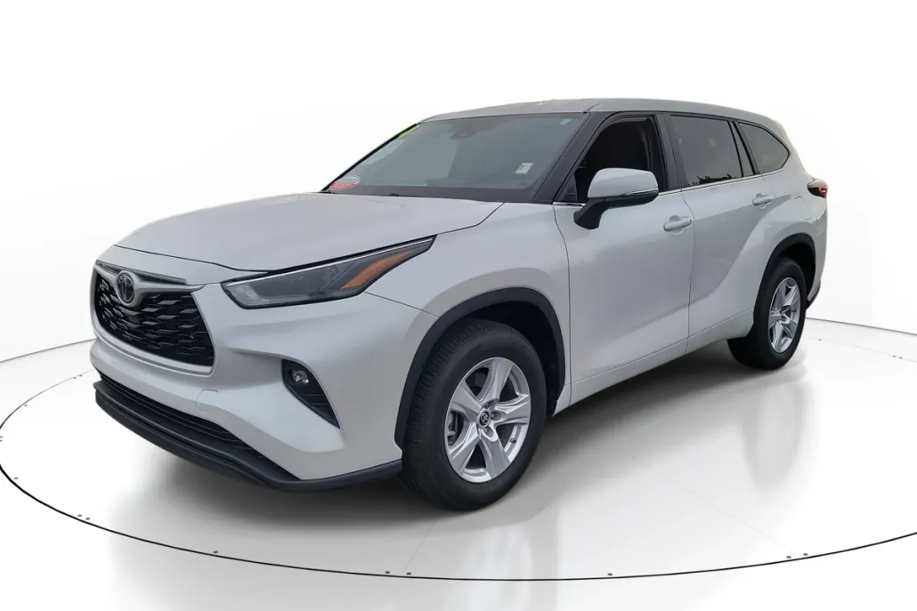 2024 Toyota Highlander LE photo 1