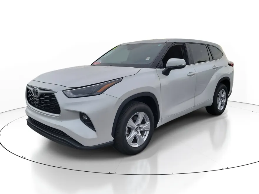 2024 Toyota Highlander LE photo 1
