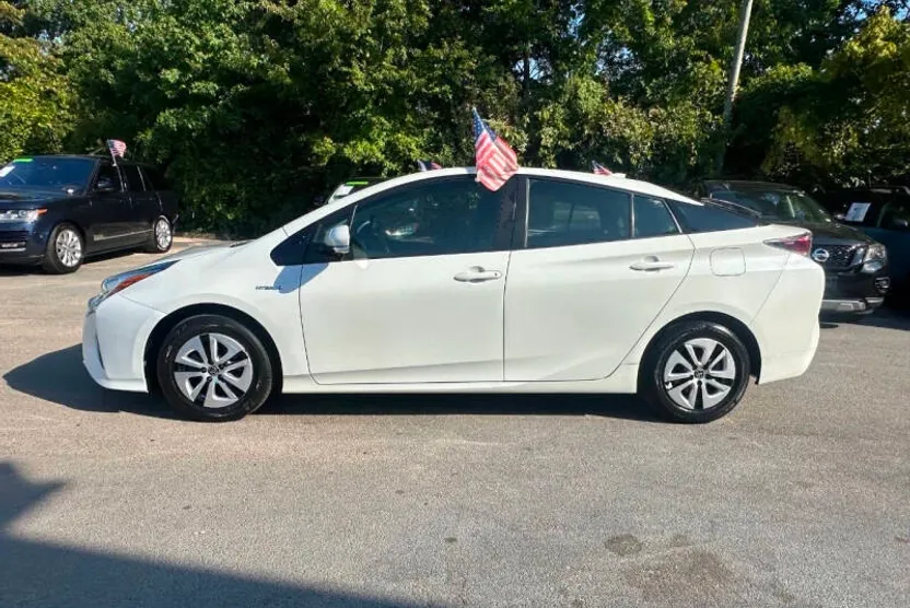 2016 Toyota Prius Three photo 1