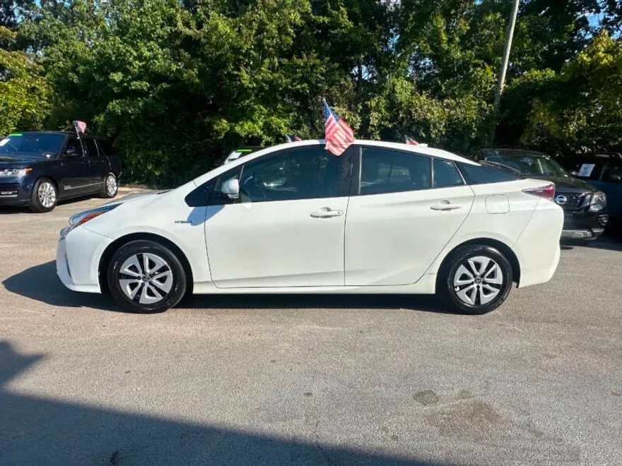 2016 Toyota Prius Three photo 1