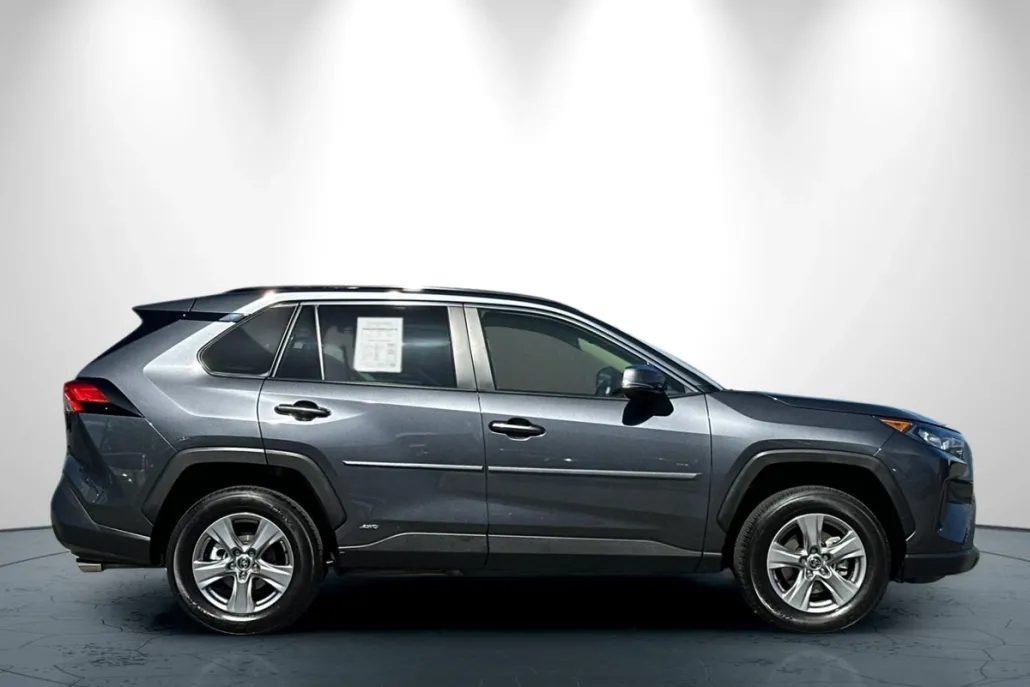 2022 Toyota RAV4 Hybrid LE photo 1