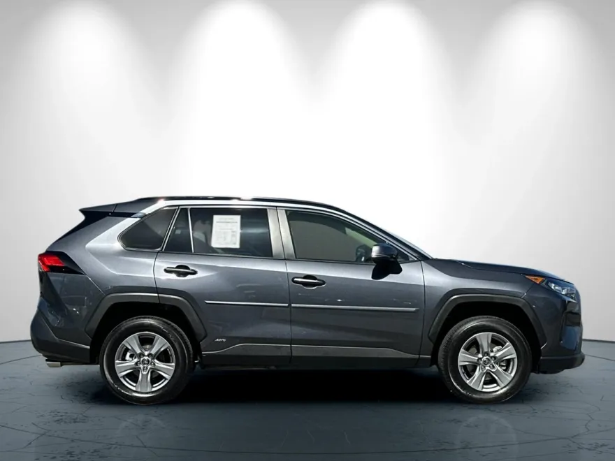 2022 Toyota RAV4 Hybrid LE photo 1