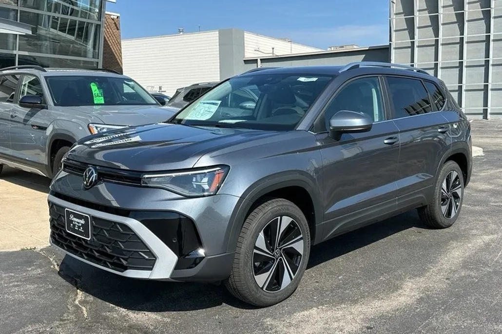 2025 Volkswagen Taos SE photo 1