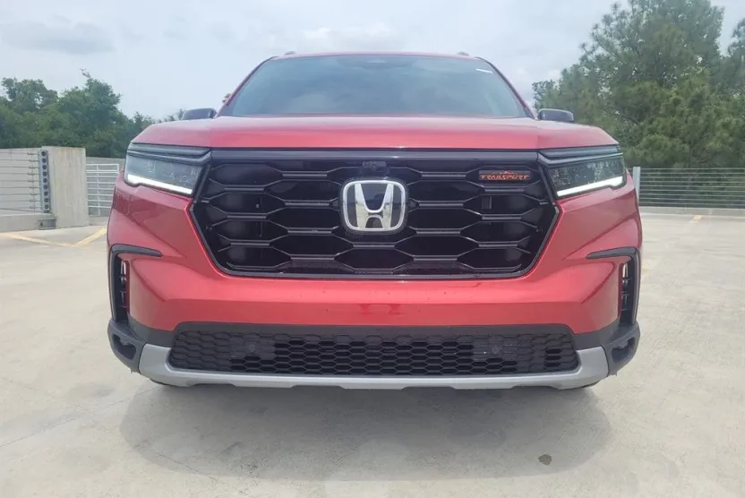 2025 Honda Pilot TrailSport photo 1