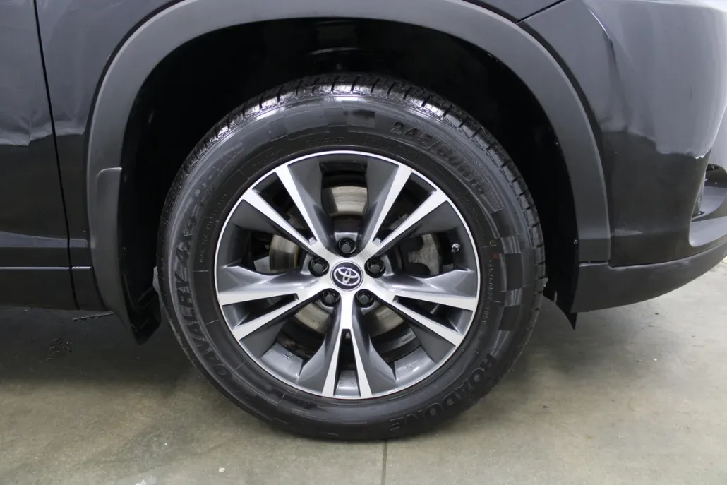 2018 Toyota Highlander LE photo 1