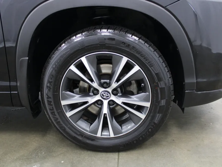 2018 Toyota Highlander LE photo 1