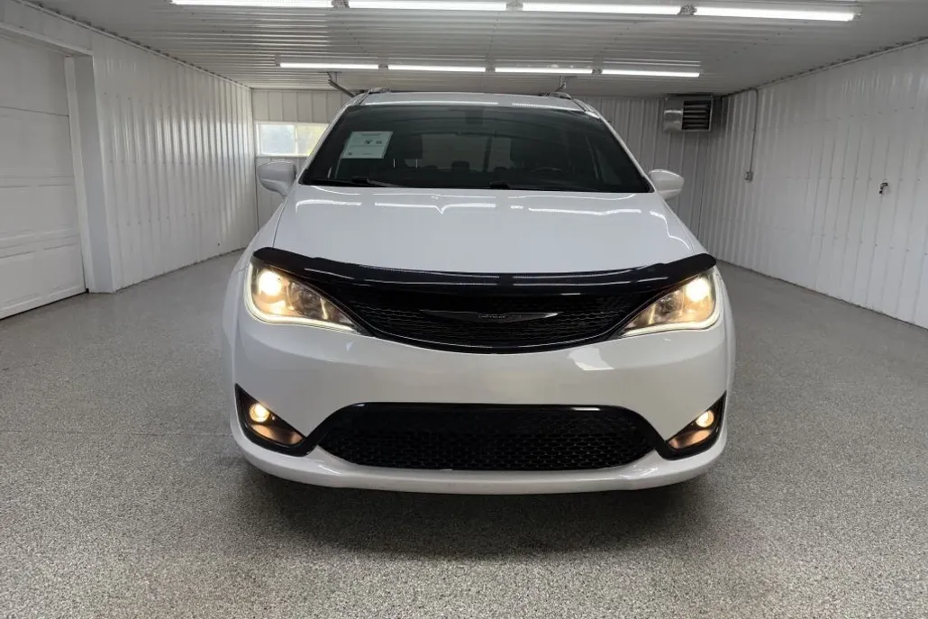 2019 Chrysler Pacifica Touring Plus photo 1