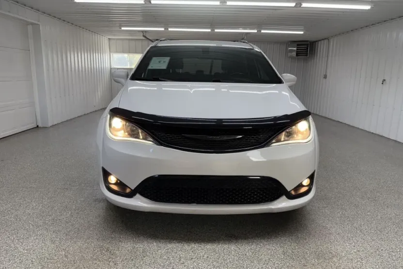 2019 Chrysler Pacifica Touring Plus photo 1