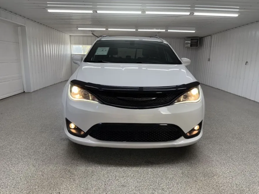 2019 Chrysler Pacifica Touring Plus photo 1