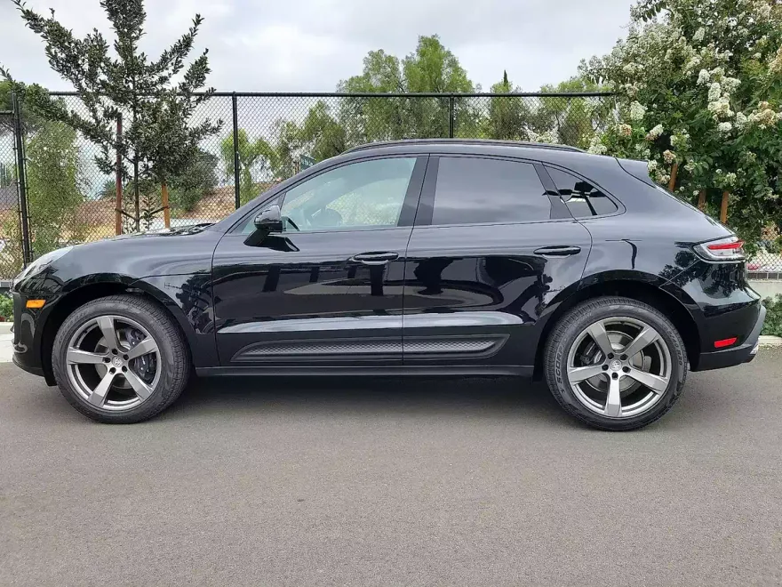 2025 Porsche Macan T photo 1