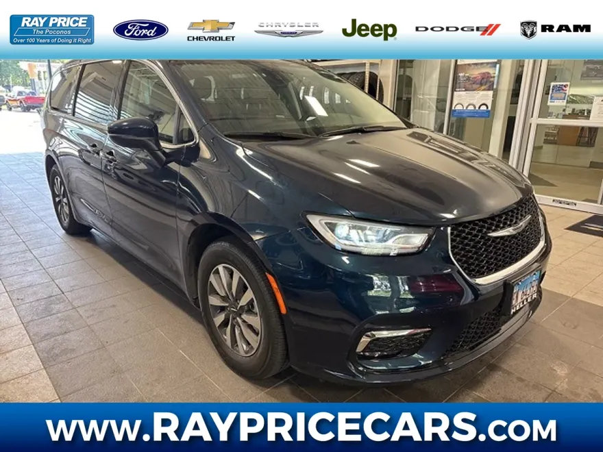 2023 Chrysler Pacifica Hybrid Touring L photo 1