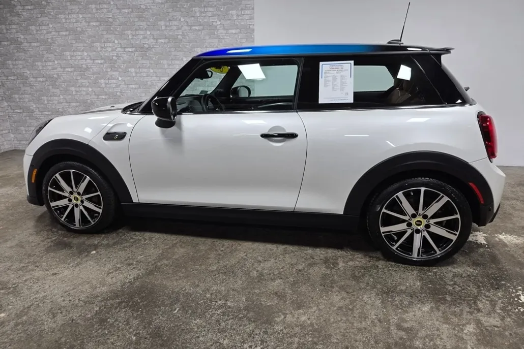 2024 Mini Cooper 2 Door Hardtop Iconic photo 1