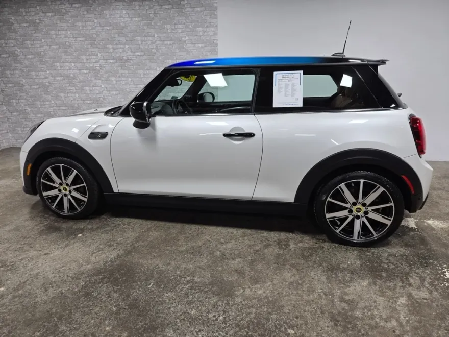 2024 Mini Cooper 2 Door Hardtop Iconic photo 1