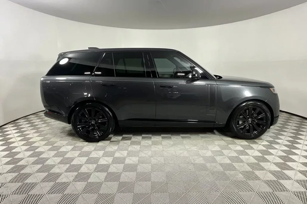 2023 Land Rover Range Rover SE photo 1