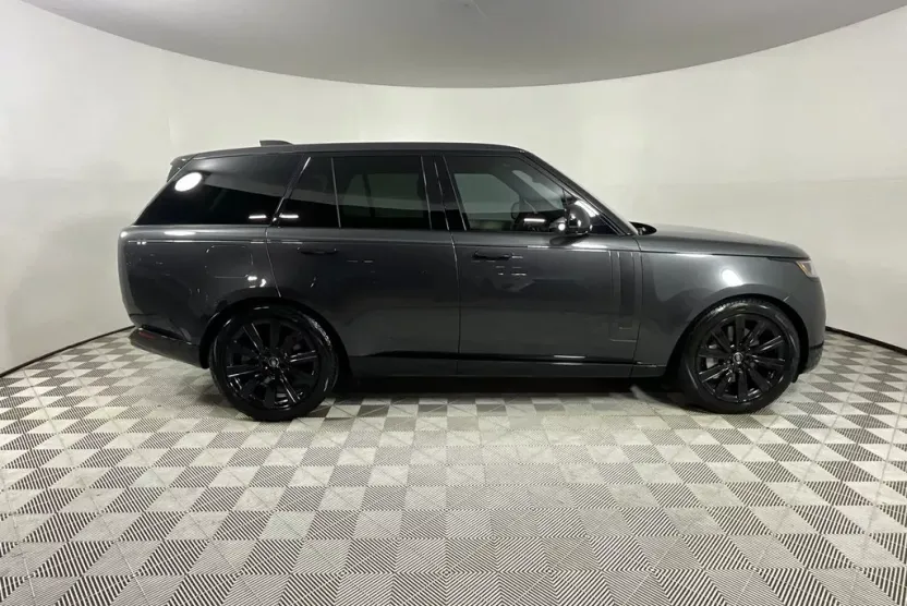 2023 Land Rover Range Rover SE photo 1