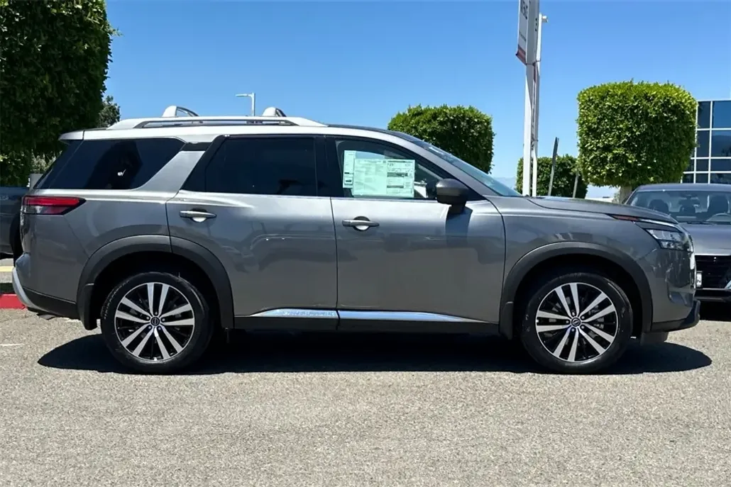 2025 Nissan Pathfinder Platinum photo 1