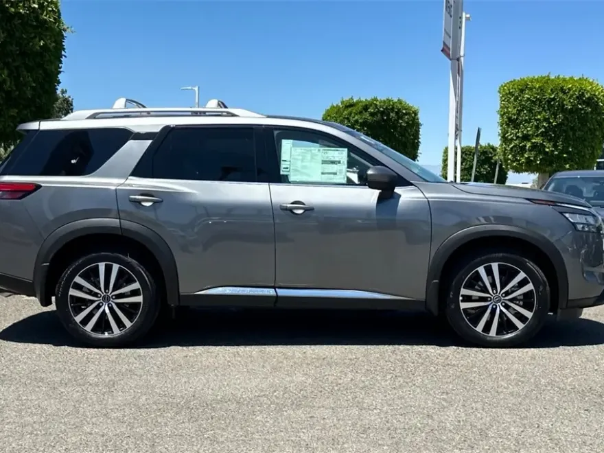 2025 Nissan Pathfinder Platinum photo 1