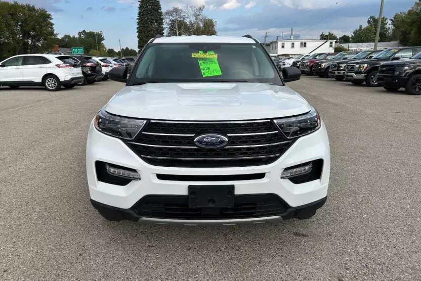 2024 Ford Explorer XLT photo 1