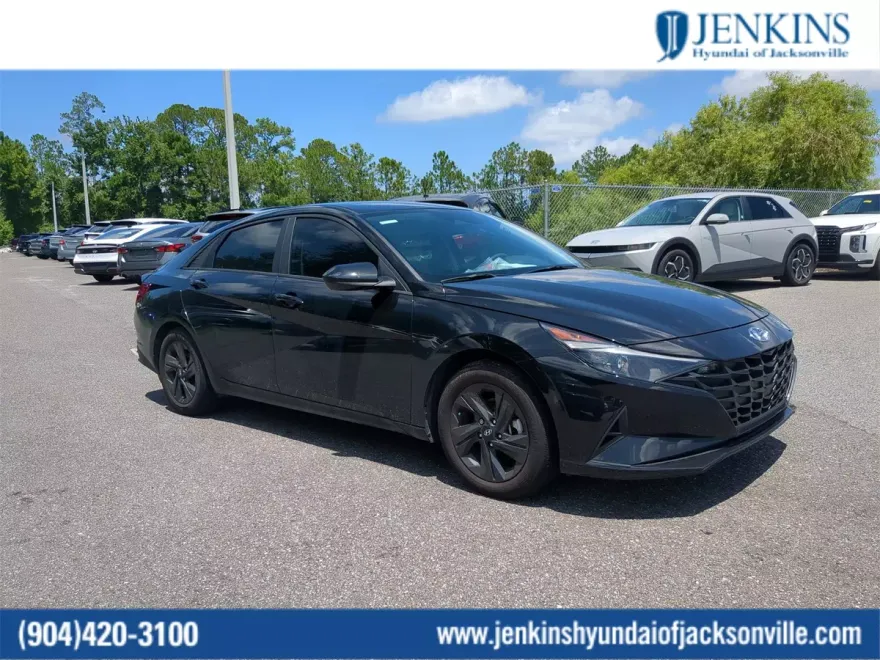 2023 Hyundai Elantra SEL photo 1