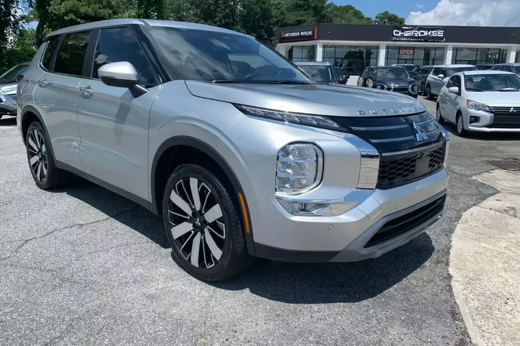 2025 Mitsubishi Outlander SE photo 1