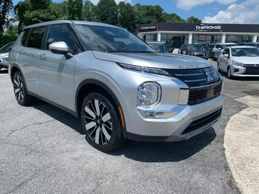 2025 Mitsubishi Outlander SE photo 1
