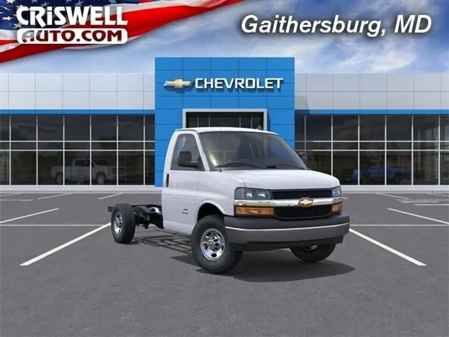 2025 Chevrolet Express 3500 Work Van Cutaway photo 1