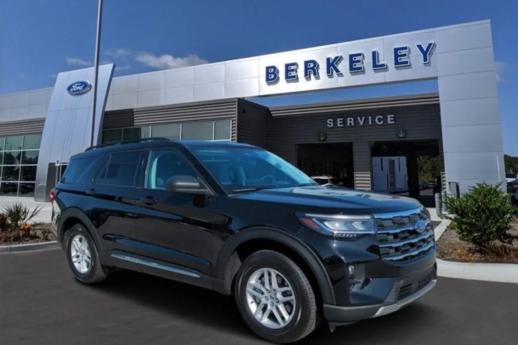 2025 Ford Explorer photo 1