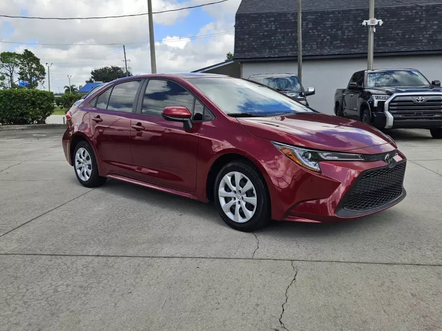 2022 Toyota Corolla LE photo 1