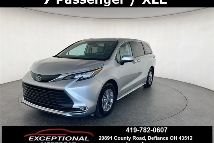 2023 Toyota Sienna XLE photo 1