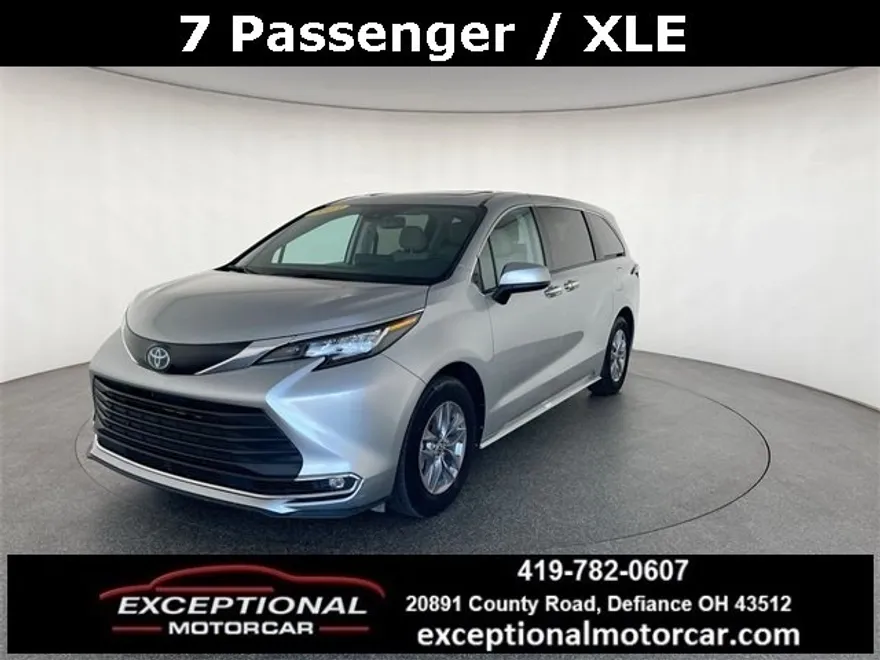 2023 Toyota Sienna XLE photo 1