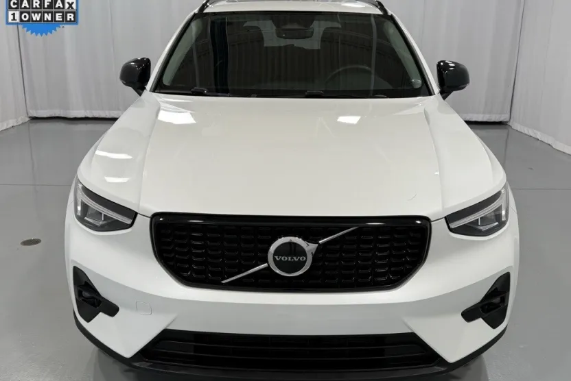 2023 Volvo XC40 AWD Plus photo 1