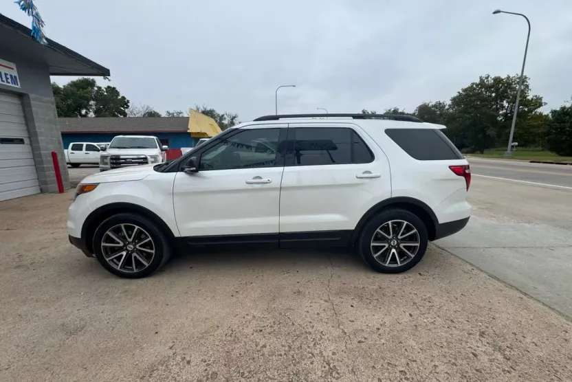 2015 Ford Explorer XLT photo 1