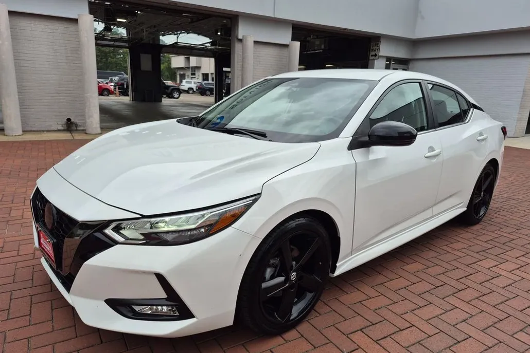2023 Nissan Sentra SR photo 1