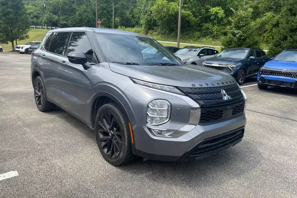 2022 Mitsubishi Outlander SE photo 1