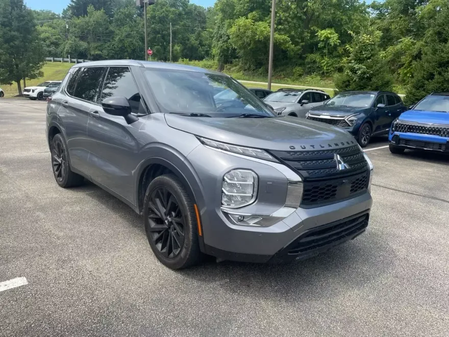 2022 Mitsubishi Outlander SE photo 1