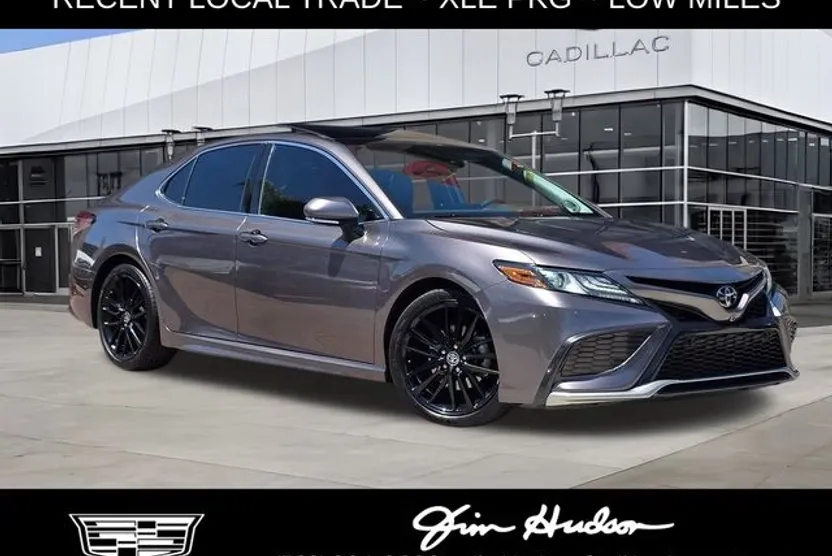 2020 Toyota Camry XLE photo 1