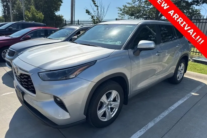 2024 Toyota Highlander LE photo 1