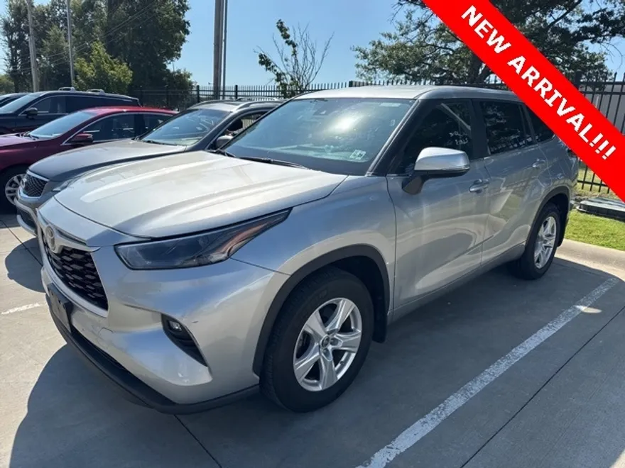 2024 Toyota Highlander LE photo 1