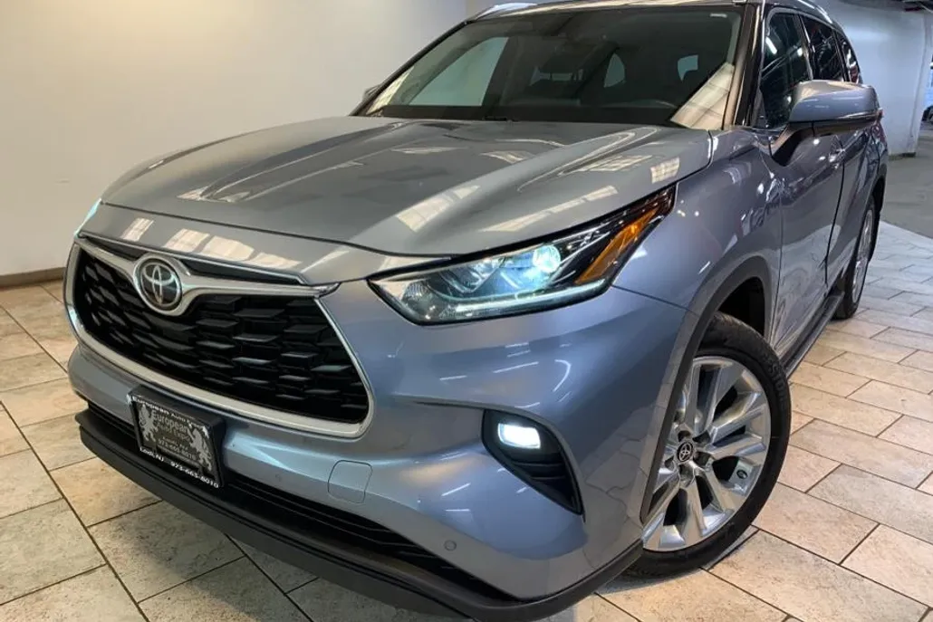 2022 Toyota Highlander Limited photo 1