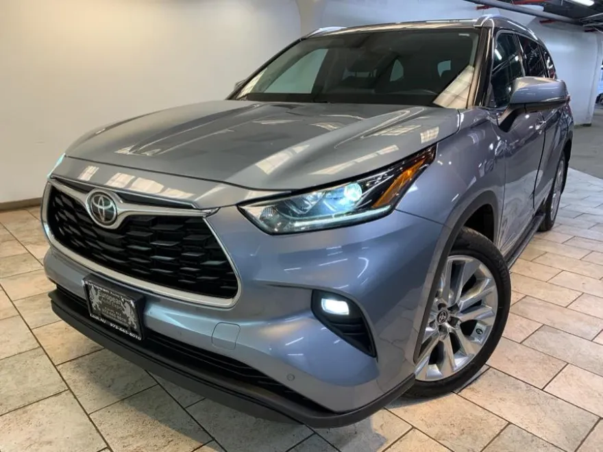 2022 Toyota Highlander Limited photo 1
