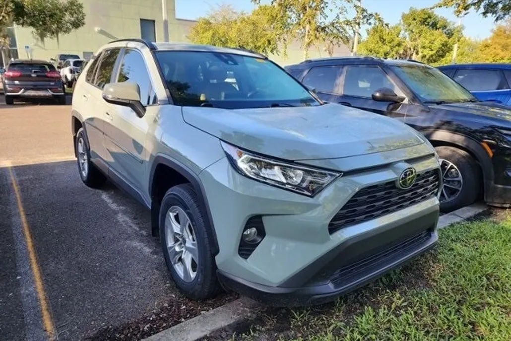 2021 Toyota RAV4 XLE photo 1