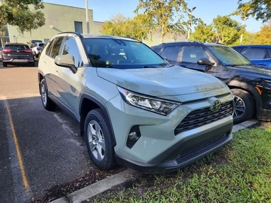 2021 Toyota RAV4 XLE photo 1