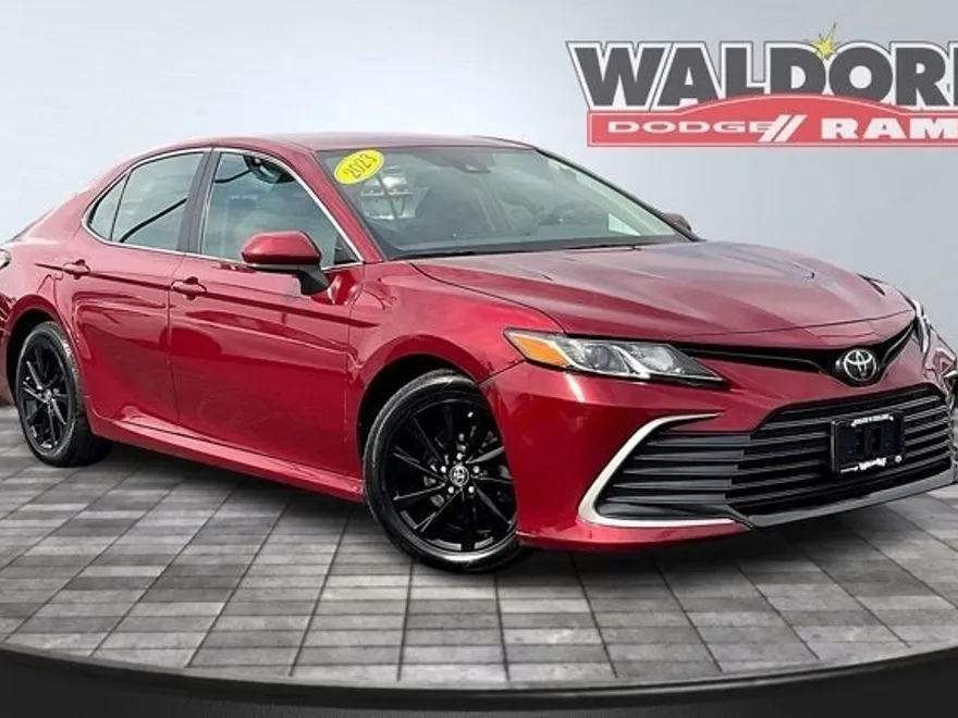 2022 Toyota Camry LE photo 1