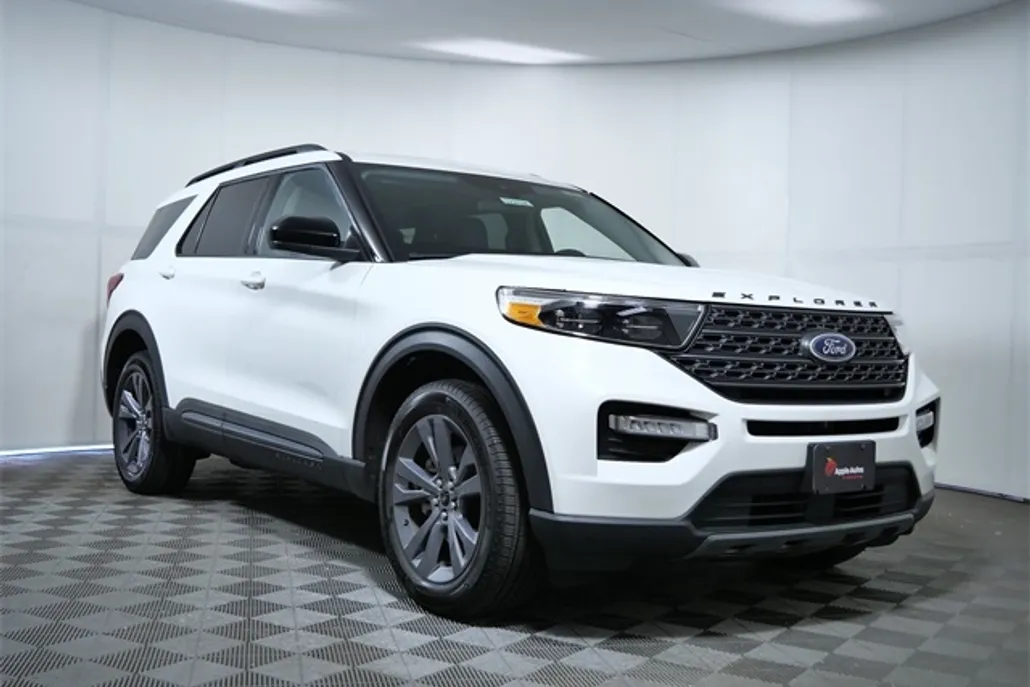 2023 Ford Explorer XLT photo 1