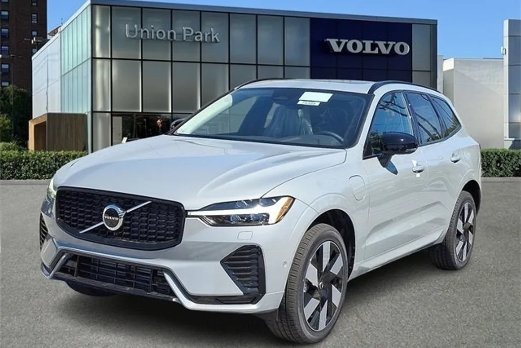 2025 Volvo XC60 Hybrid T8 Plus photo 1