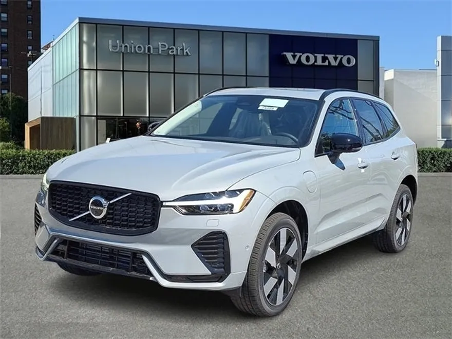 2025 Volvo XC60 Hybrid T8 Plus photo 1