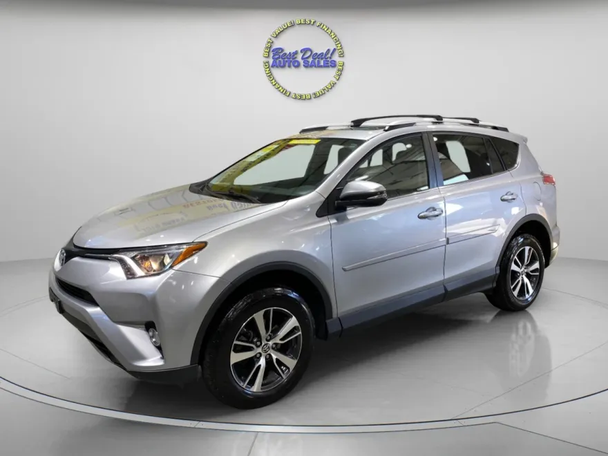 2016 Toyota RAV4 XLE photo 1